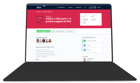 Notebook aberto com a página da Alura com um curso